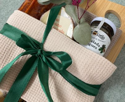 lote de productos de menorca. Tabla para cortar