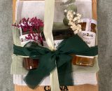 LOTE PRODUCTOS DE MENORCA. TABLA CON MIEL DE AZAFRÁN, TROMPETA EN POLVO Y MERMELADA DE HIGOS